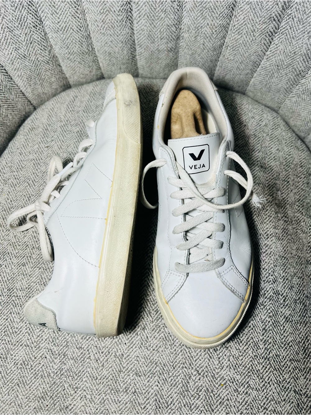 Veja White and Black Size Label Close-Up size 9